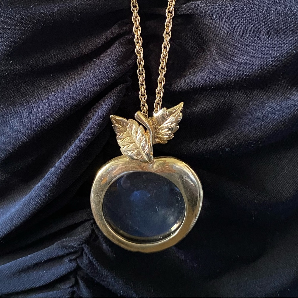 AVON 80’s Gold Apple Magnifying Glass Necklace - Picture 2 of 3